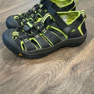 KEEN Kids Black and Green Outdoor Sandals size 1